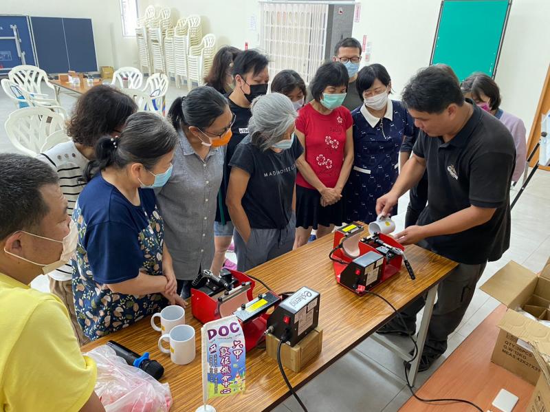 終於到令人興奮的實作階段啦！大家將老師團團圍住，仔細看著老師的步驟，深怕錯過一步讓等會兒拿到的馬克杯失敗。大家最後都有拿到滿意的馬克杯，開心地回家！