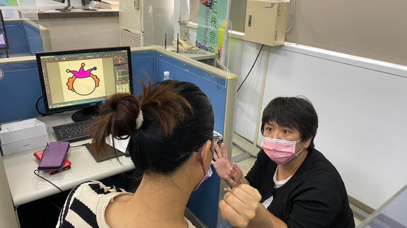 學員遇到操作上或創作上問題時，講師也很有耐心地與學員溝通。