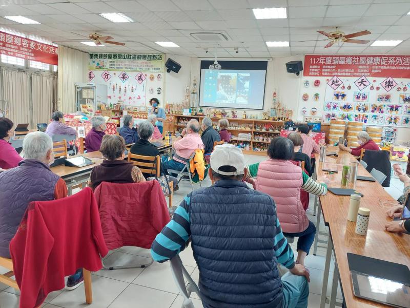 社區長輩認真上課