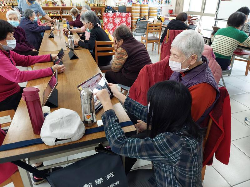 社區民眾協助長輩操作