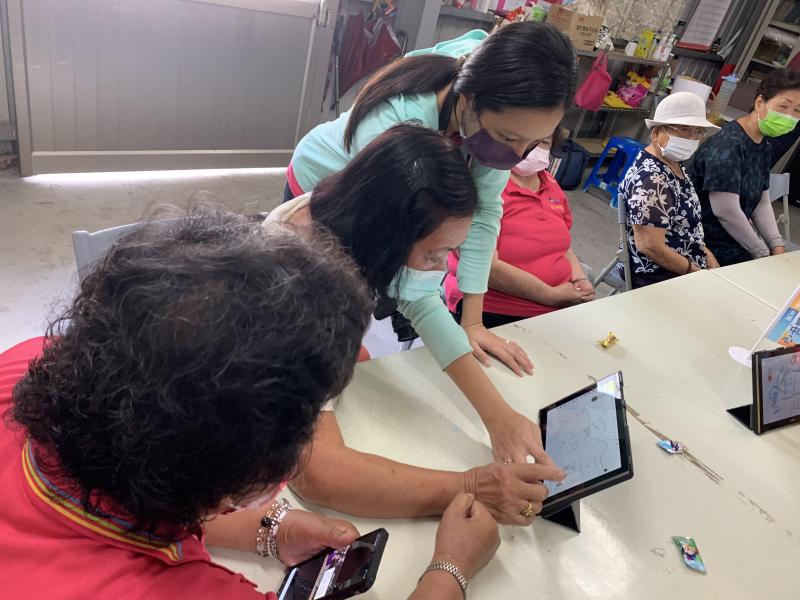 志工協助指引學員下載在康存摺APP。