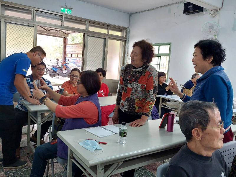 學員們練習上課教導技巧