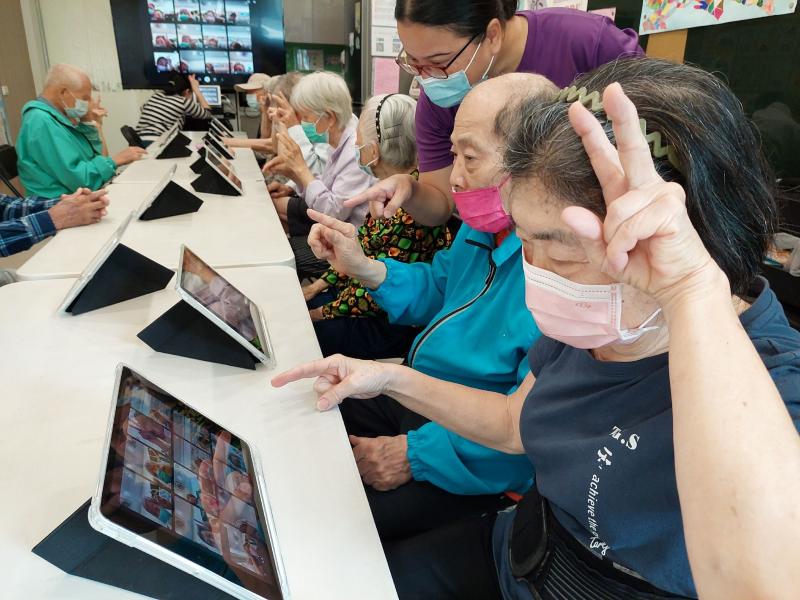 開心看到自己出現在螢幕上