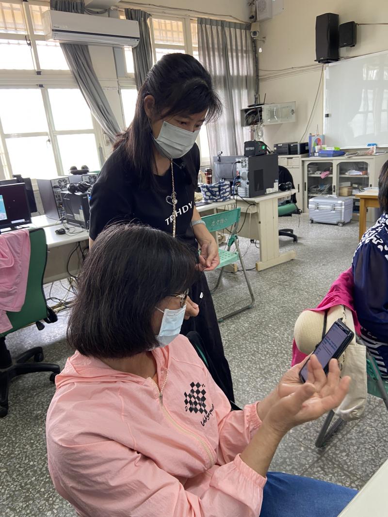 課程中老師帶著新舊學員操作學習中心的註冊&登入，與今年度【學習中心競賽活動】，過程中新學員第一次登入較不熟悉，舊學員偶有忘記密碼，老師很快就協助大家解決問題，進行