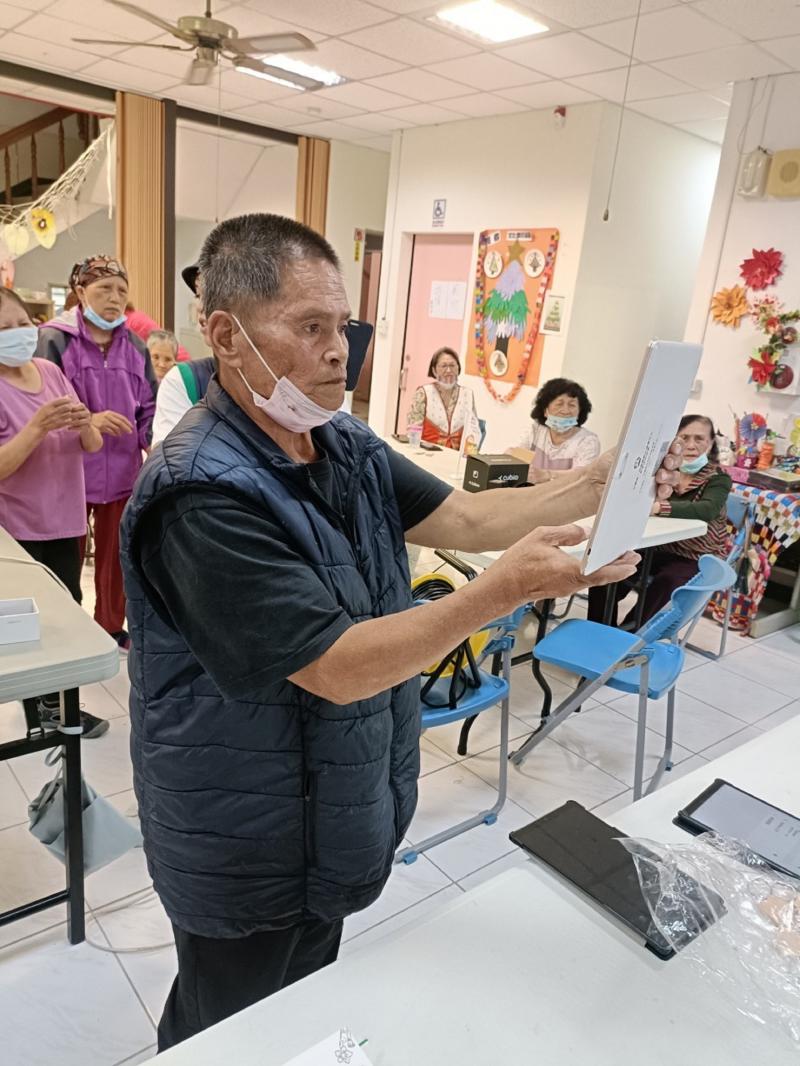 長者選擇喜歡的圖案進行雷雕