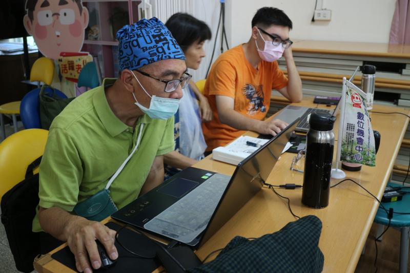 學員認真聽老師講解一頁網設計