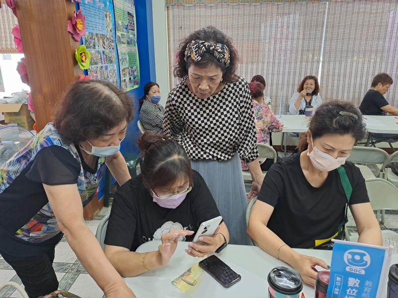 學員學習架設粉絲頁後互相協助