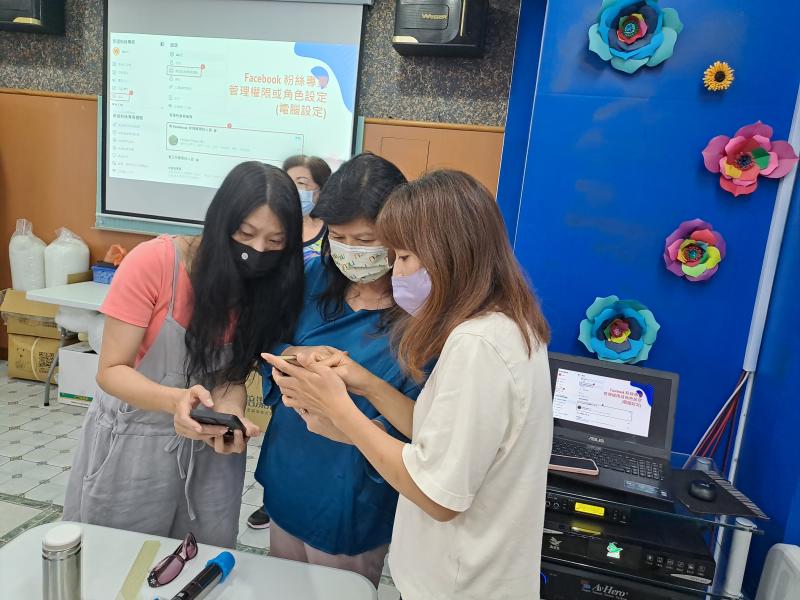 講師協助學員完成粉絲頁後，學員有問題會主動問講師