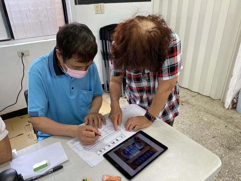 大家認真的將故事內容取出關鍵字並轉化為插圖，親手繪製自己的生命故事繪本。