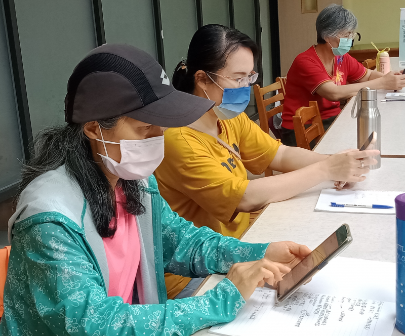 學員正在練習使用google翻譯軟體