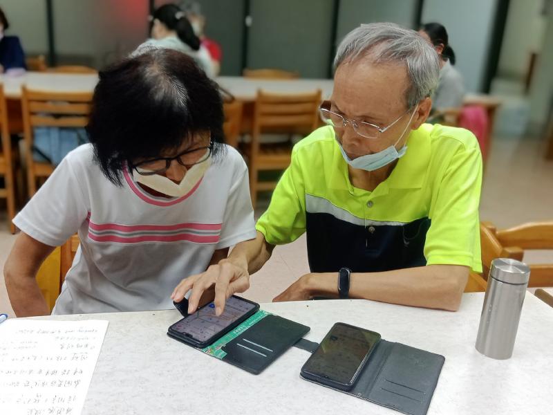 學員們正在練習如何使用google map