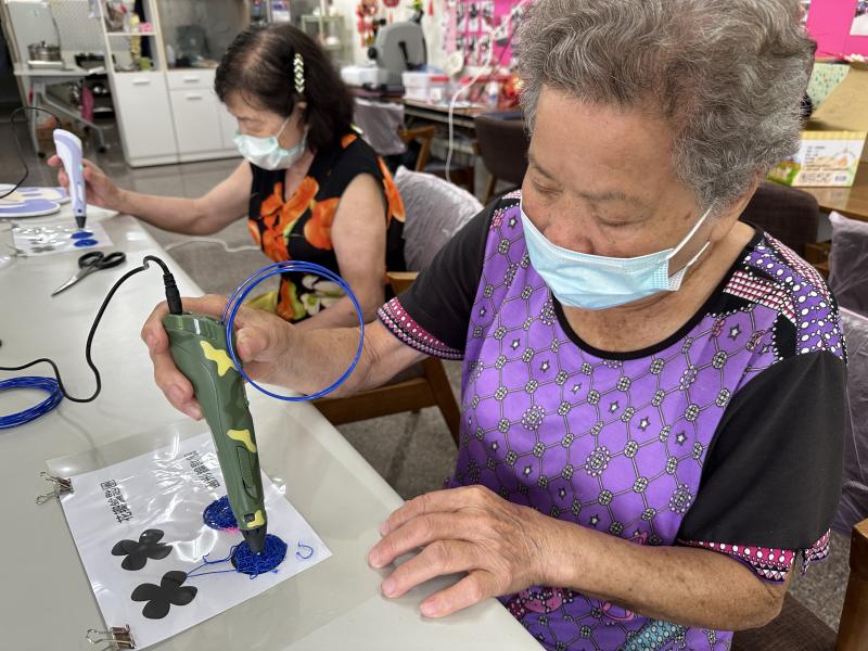 學員操作3D列印筆