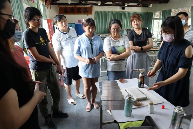 老師指導學員實作工藝流程