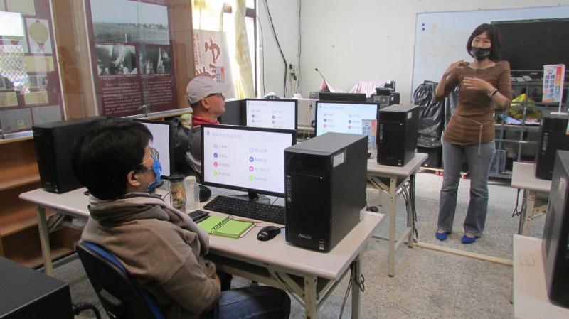 講師跟學員說明短影片背後的真相其實有幾個原因，其中五秒原則是如果不喜歡，五秒之內就會滑掉，這樣會造成影片想傳達的東西有時不會被看到，分析這些因素，可以讓你在製作影片時更清楚的知道要用什麼方法吸引人的眼球。