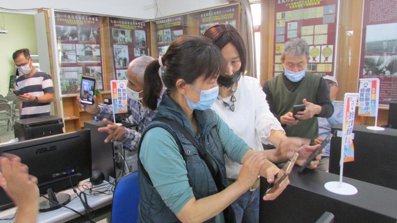 講師說如何在影片中將一開始的鉤子(吸引人眼球的方法)，讓他們在影片中停留5秒以上，然後用呼喚行動，像請按讚、歡迎留言等，再把你要表達的故事影片放進來，這個影片就會是成功的。當然前提是要把四大基本功顧好，腳本企劃、平面設計、影音剪接、特效動畫