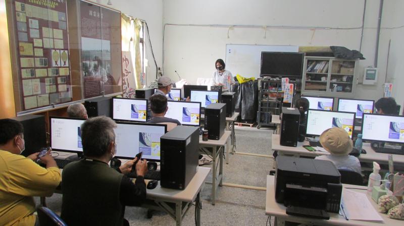 3/11上課情形，學員提問說用手機APP製作成的影片放在臉書上為何會變成沒音樂?講師回覆說有可能是因為臉書跟這個APP不相容的關係，才會導致沒音樂。