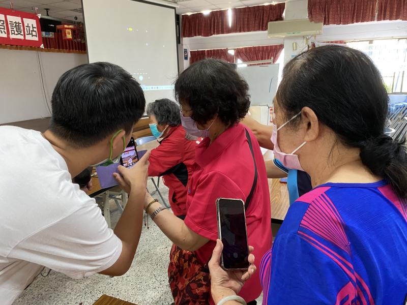 先來熟悉手機的拍照與錄影功能吧！