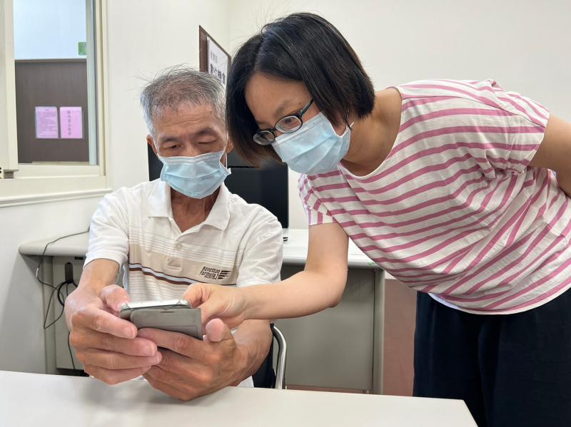 將手繪圖案透過拍貼 APP 後製成為 LINE 貼圖素材。