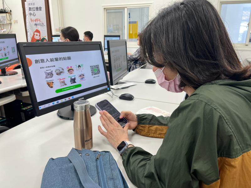 LINE 專屬手繪貼圖上架與申請販 售。