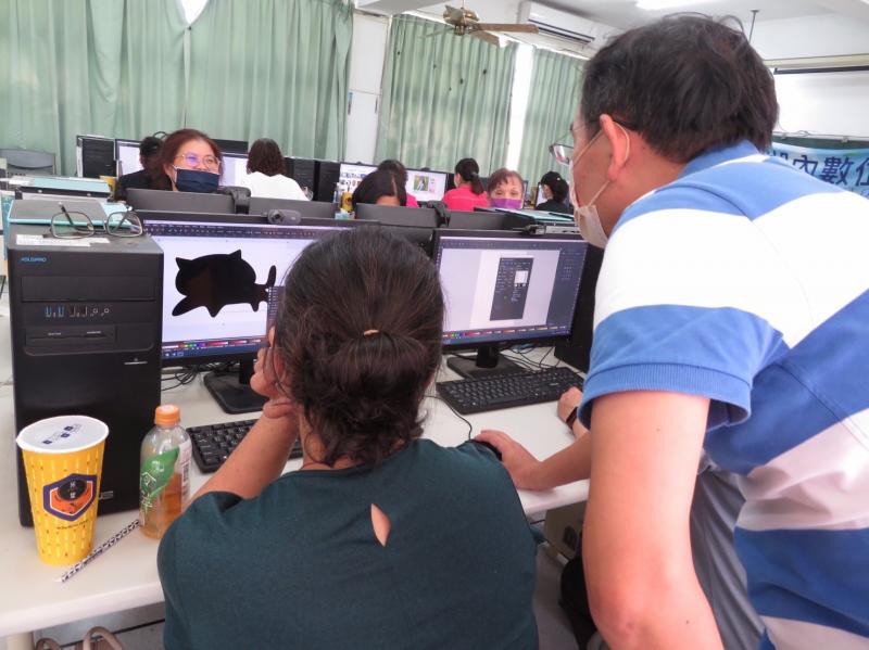 講師細心地輔助學員設計