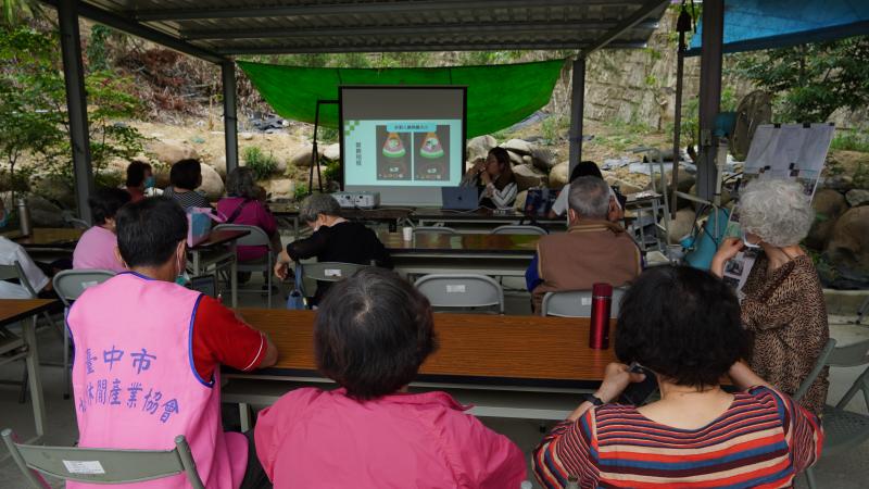 講師正在解說如何運用LINE拍貼APP去編修自己的照片或圖片