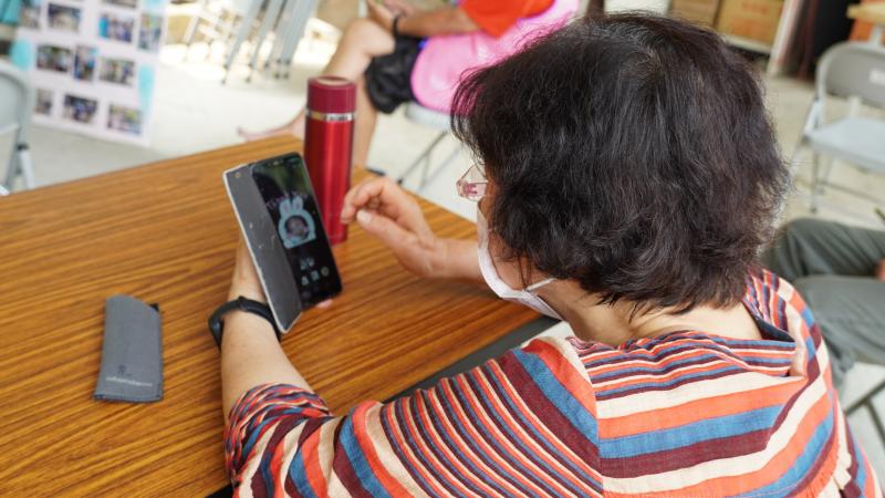 學員透過「LINE拍貼APP」編修自己的照片