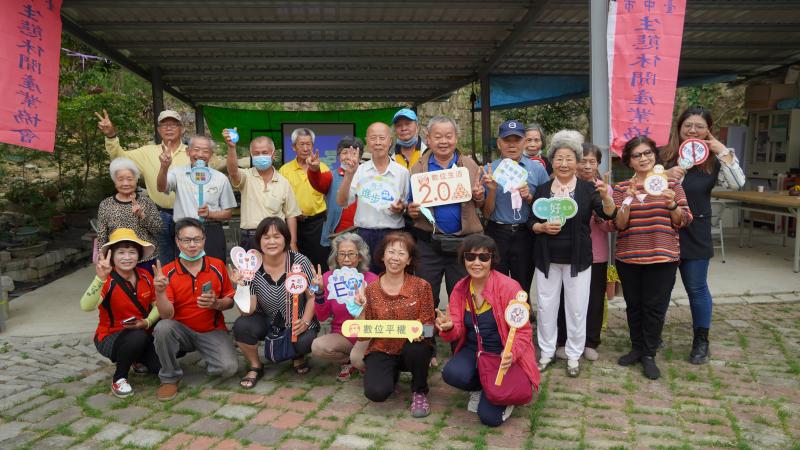 參與製作專屬創作LINE貼圖課程的學員，在課後一起大合影