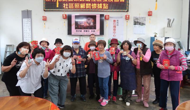 學員們和老師一起合影