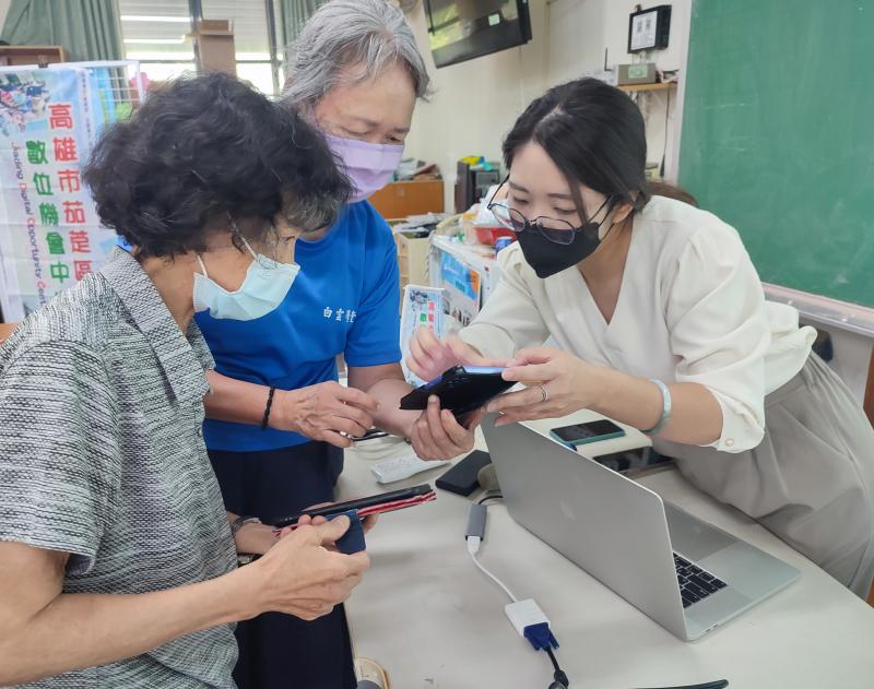 學員詢問講師操作問題,講師一步一步耐心的幫忙解題