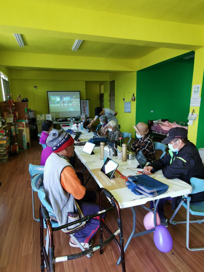 與老人站合作，學員練習使用平板操作