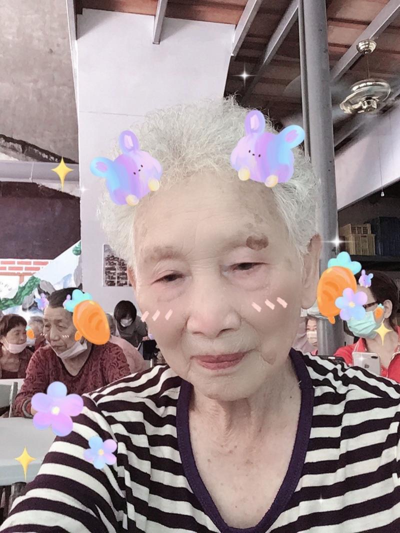 學員利用美圖秀秀軟體拍攝有趣的照片