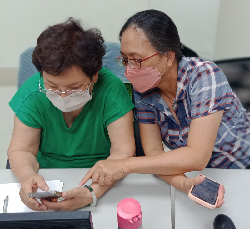 學員們互相討論