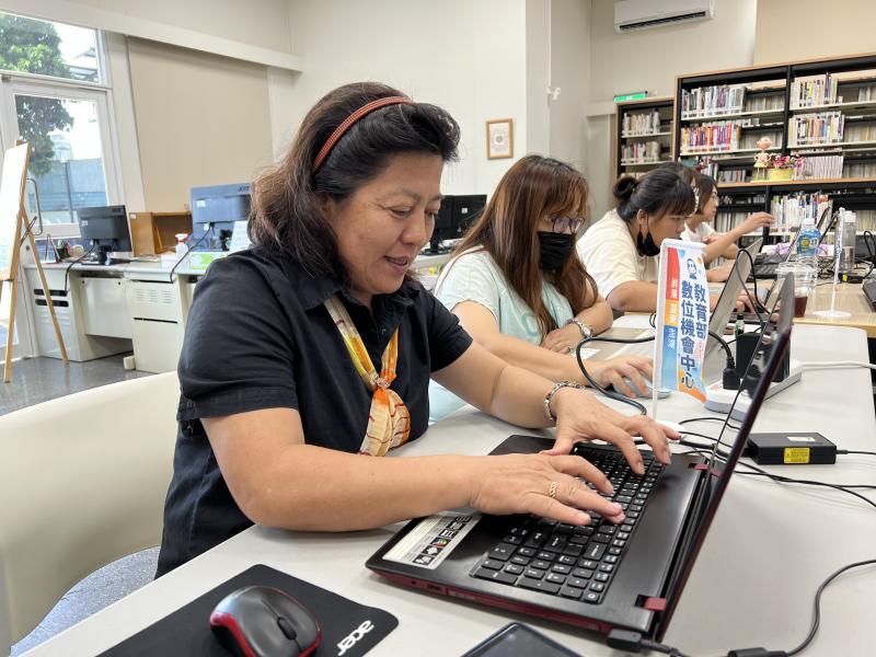 建立學員封條的設計知識，搭配線上Cavnva工具上機實作品。