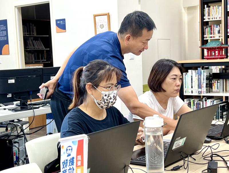 DOC駐點人員協助學員軟體操作。