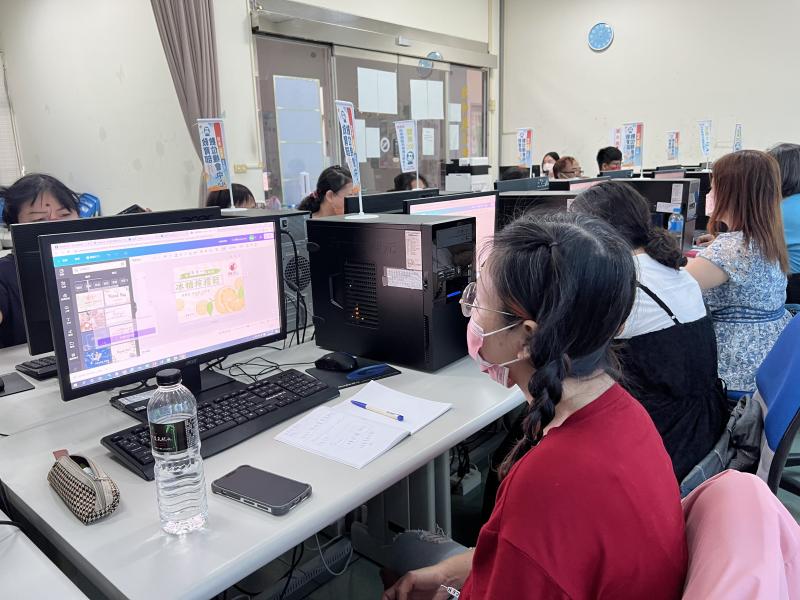 學員仔細聆聽課程、筆記。