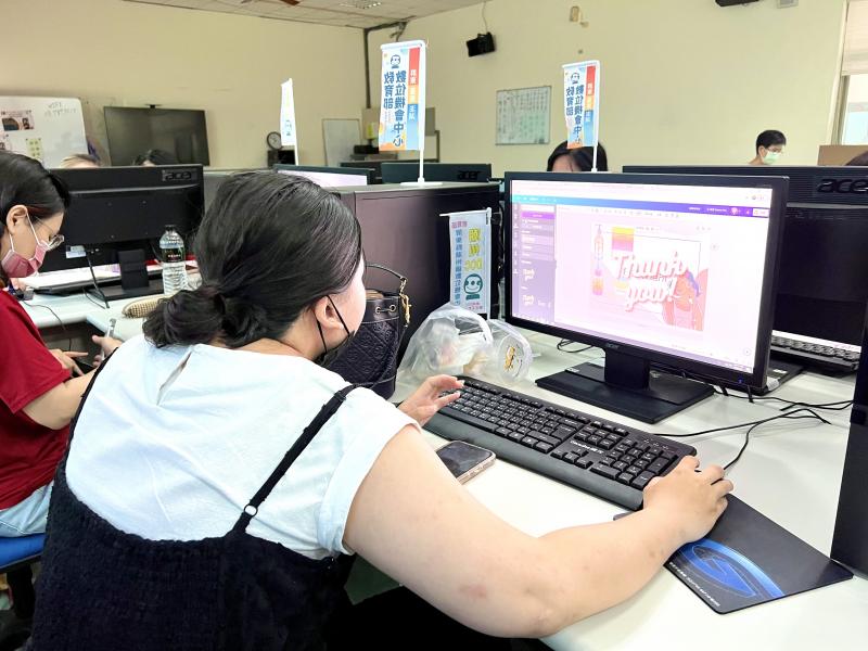 學員使用Canva工具設計自家的包裝貼紙