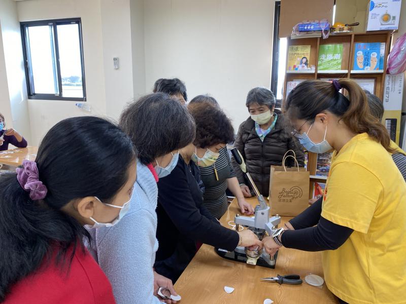 圖案設計完後印出，就可以進入鑰匙圈的壓製作業囉～