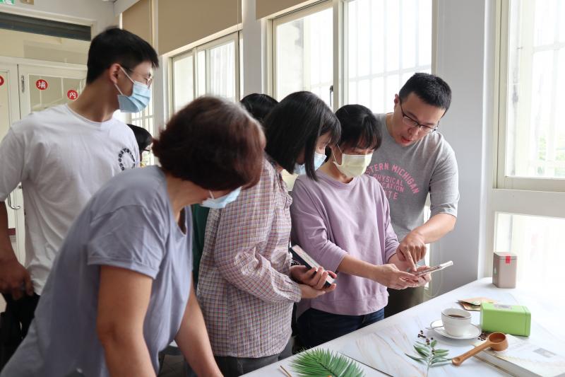 現場實際操作，講師在一旁指導教學