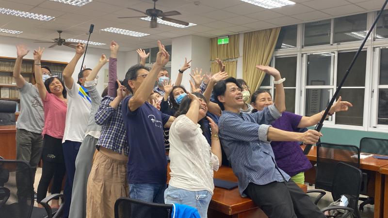 老師持360相機在一群學員前拍攝特別的角度