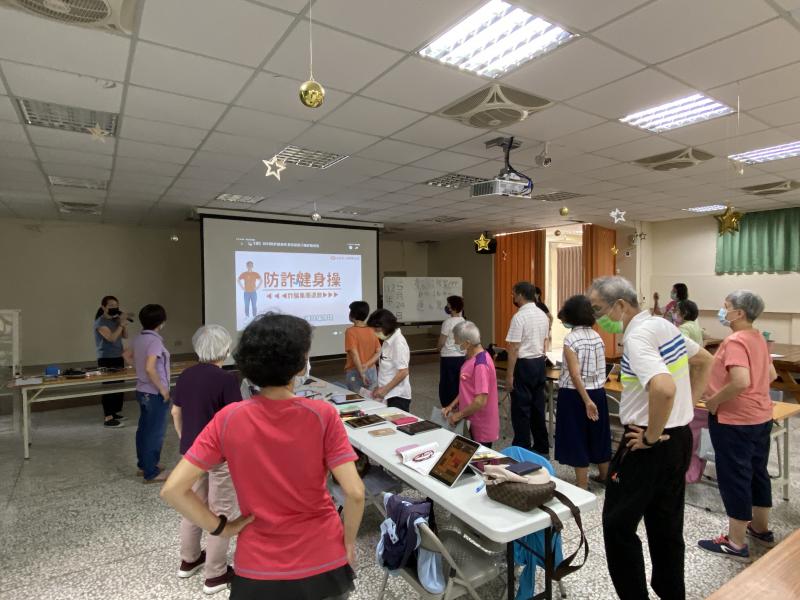 老師帶學員們一起動動身體跳「防詐健身操」，除了可以活動筋骨，也認識各種詐騙的手法以及預防詐騙的方法，關於詐騙大家都很有感觸，不管是新聞上看到的、自己或親朋好友經歷，都討論的很熱烈。