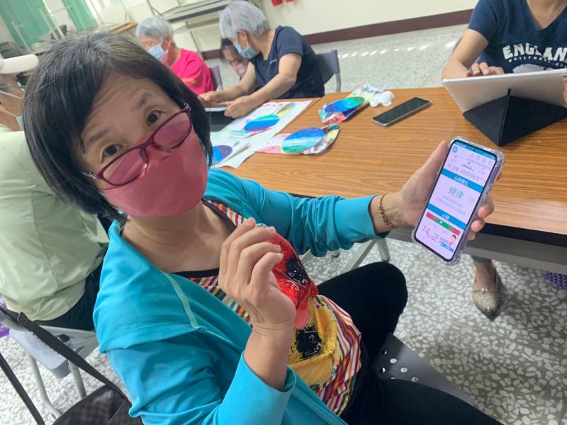 老師也帶大家使用手機、平板操作APP測量每個人的心律，只要將手指頭放在手機、平板的鏡頭前，按下測量鍵較能輕鬆測量，長輩說原來現今的手機、平板除了打電話及訊息的聯繫，還能兼顧健康檢測的科技發明，大家都覺得非常新奇!