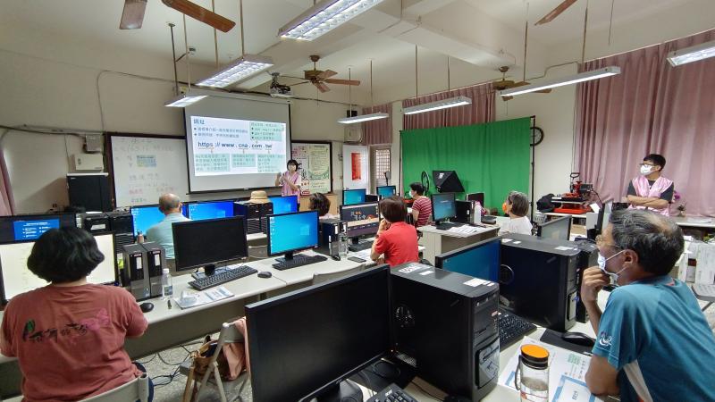 講師說明怎麼初步辨別網址