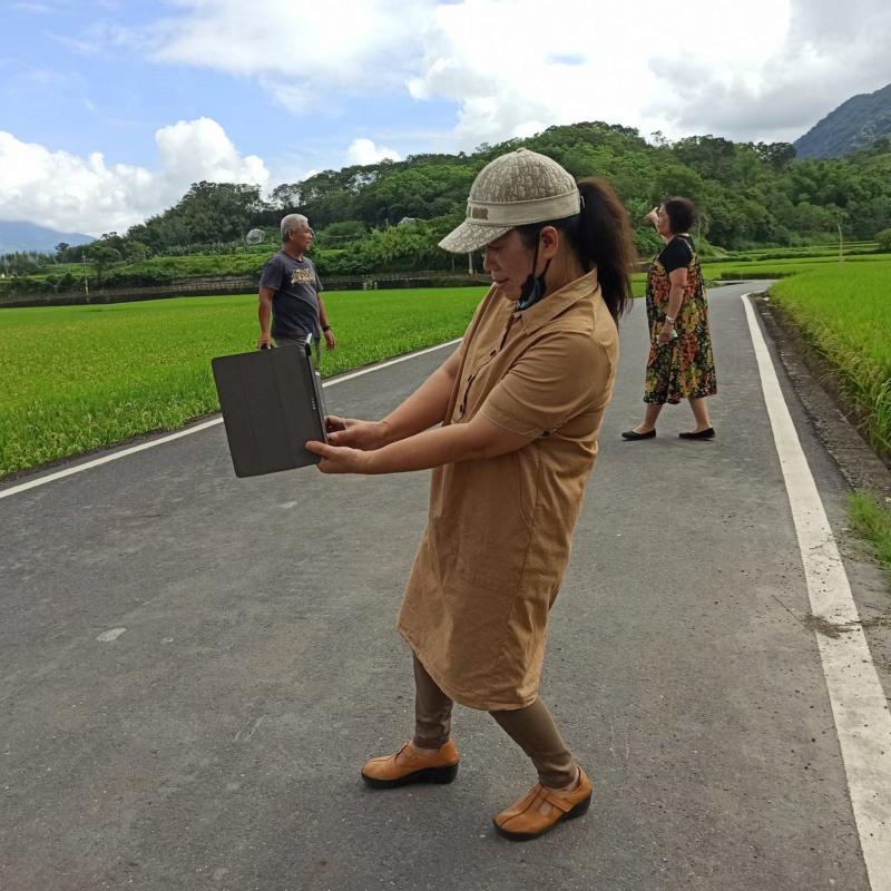 老師請學員練習如何拍照