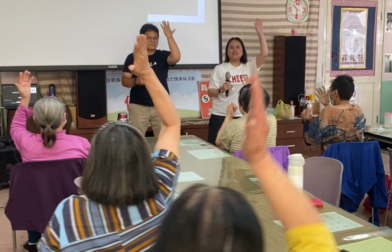 講師教導學員手部的筋膜保養運動