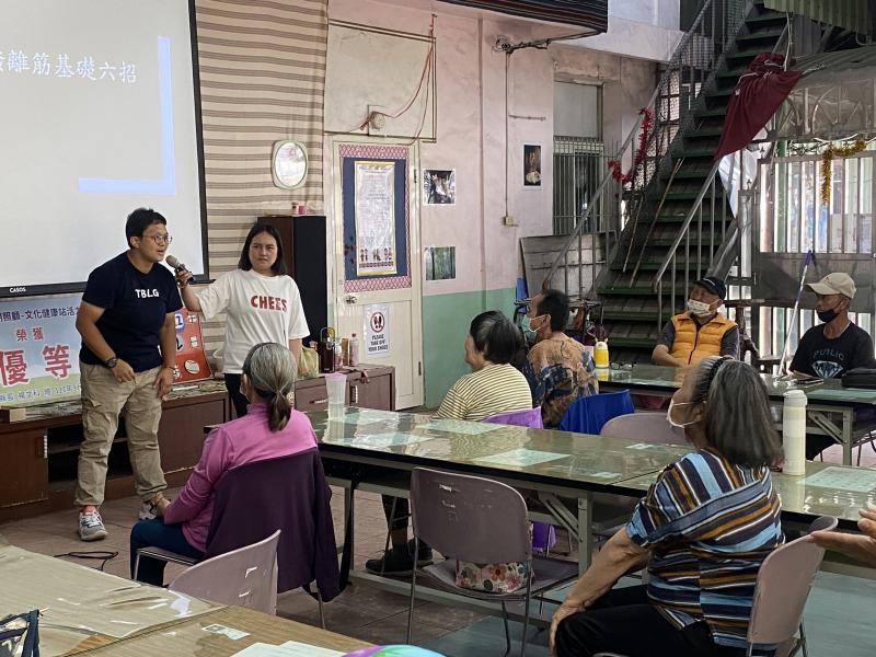 講師在台前示範腿部伸展動作