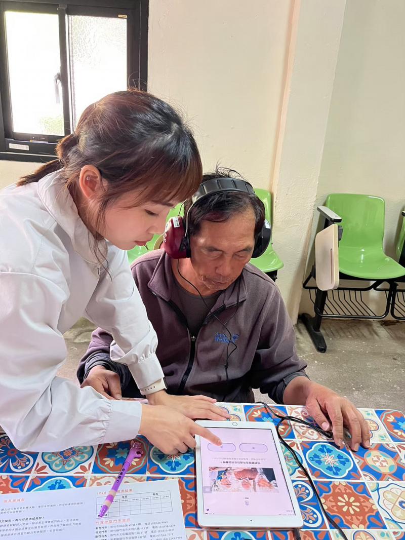 聽力師為學員解說聽力結果