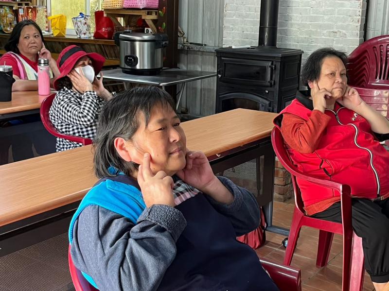 學員一起用手搓揉耳朵進行健耳操