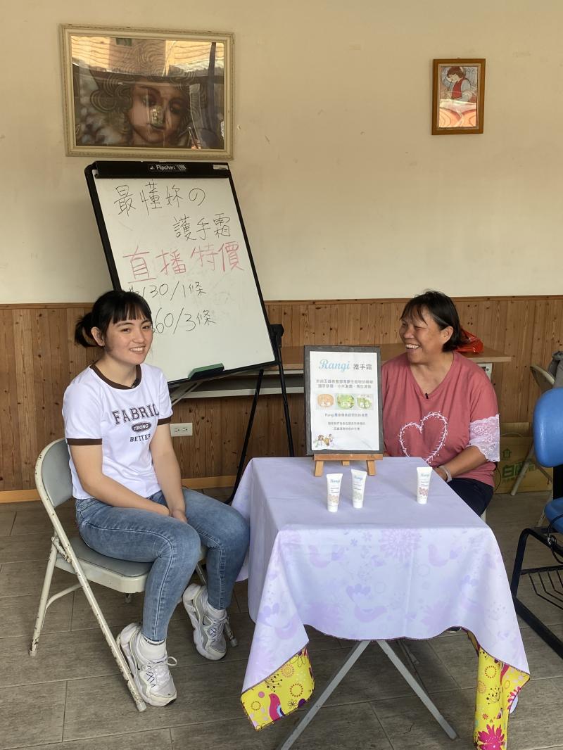 兩位女性直播主再進行直播練習