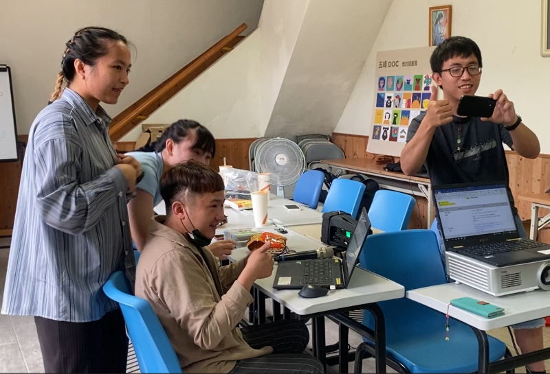 直播幕後工作的學員們一起聚集