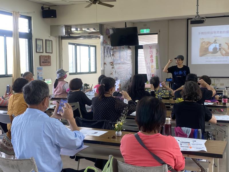 老師在教室內教導學員們如何掌鏡